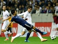 サッカー国際親善試合、日本対ウルグアイ。ウルグアイのロドリゴ・ベンタンクール（中央）と競り合う日本の柴崎岳（2018年10月16日撮影）。(c)AFP PHOTO / TOSHIFUMI KITAMURA
