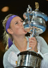 全豪オープンテニス（Australian Open Tennis Tournament 2013）は26日、女子シングルス決勝が行われ、大会第1シードのビクトリア・アザレンカ（Victoria Azarenka、ベラルーシ）が4-6、6-4、6-3で第6シードの李娜（Na Li、ナ・リー、中国）を下し、2連覇を飾った。

トロフィーにキスをするビクトリア・アザレンカ（2013年1月26日撮影）。(c)AFP/PETER PARKS