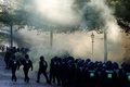 ドイツ北部ハンブルクで行われた、主要20か国・地域（G20）に抗議するデモの現場で、煙の中を進む機動隊（2017年7月6日撮影）。(c)AFP/Odd ANDERSEN