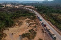 ブラジル・パラ州を通る幹線道路BR163号線にできたトラックの列。航空写真（2019年9月11日撮影）。(c)NELSON ALMEIDA / AFP