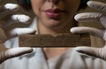 英ロンドンで発掘された古代ローマ時代の書字板（2016年6月1日撮影）。(c)AFP/DANIEL LEAL-OLIVAS