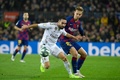 19-20スペイン1部リーグ第10節、FCバルセロナ対レアル・マドリード。ボールを競るFCバルセロナのフレンキー・デ・ヨング（右）とレアル・マドリードのダニエル・カルバハル（2019年12月18日撮影）。(c)LLUIS GENE / AFP
