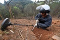 地雷除去作業にあたる兵士（2018年3月6日撮影）。(c)CNS/兪靖