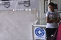ギリシャ・アテネに設けられた国際NGO「世界の医療団（MDM）」の医療施設に立つ移民の少年（2015年7月2日撮影）。(c)AFP/LOUISA GOULIAMAKI