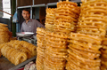 2007年9月13日、ラマダン初日のカブール（Kabul）の市場で菓子を売る商店。(c)AFP/SHAH Marai