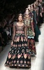 フランス・パリ市内で発表された「ヴァレンティノ（VALENTINO）」14年春夏コレクション（2013年10月1日撮影）。(c)AFP/PATRICK KOVARIK