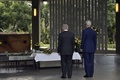 東京都千代田区の千鳥ヶ淵戦没者墓苑で献花するジョン・ケリー（John Kerry）国務長官（右）とチャック・ヘーゲル（Chuck Hagel）国防長官（2013年10月3日撮影）。(c)AFP/POOL/FRANCK ROBICHON