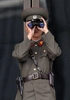 韓国と北朝鮮を隔てる軍事境界線上にある板門店（Panmunjom）で双眼鏡をのぞきこむ北朝鮮の軍兵士（2008年9月11日撮影）。(c)AFP/JUNG YEON-JE