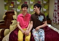韓国ソウルの自宅で過ごす金趙光秀さん（右）と金承煥さんのカップル（2015年7月15日撮影）。(c)AFP/JUNG YEON-JE