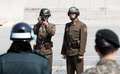 南北軍事境界線上の板門店で、レックス・ティラーソン米国務長官の訪問の際、韓国側を向いて写真を撮影する北朝鮮の兵士（2017年3月17日撮影）。(c)AFP/Lee Jin-man