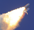 米フロリダ（Florida）州ケープカナベラル（Cape Canaveral）ケネディ宇宙センター（Kennedy Space Center）から打ち上げられたスペースシャトル「ディスカバリー（Discovery）」（2011年2月24日撮影）。(c)AFP/Bruce WEAVER