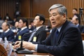 韓国・朴槿恵（パク・クネ）大統領の親友による国政介入疑惑に絡み、国会の聴聞会に呼ばれて証言する韓進グループ（Hanjin Group）会長の趙亮鎬（チョ・ヤンホ）氏（右、2016年12月6日撮影）。(c)AFP/JUNG YEON-JE