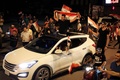 イラク・バグダッドのタハリール広場で、国旗を掲げて反政府デモに参加する人々（2019年10月24日撮影）。(c)AFP
