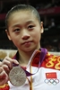 ロンドン五輪は7日、ノース・グリニッジ・アリーナ（North Greenwich Arena）で体操女子種目別の平均台決勝が行われ、中国のスイ禄（Sui Lu）が15.500点で銀メダルを獲得した。

表彰式で銀メダルを手にポーズをとる中国のスイ禄（2012年8月7日撮影）。(c)AFP/THOMAS COEX