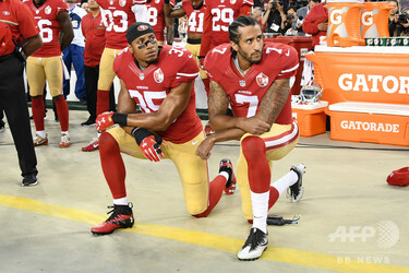 膝つき抗議のキャパニック、NFLとの和解が成立 写真1枚 国際ニュース