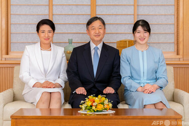 天皇ご一家、元日に写真公開 写真4枚 国際ニュース：AFPBB News