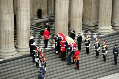 サッチャー元英首相に最後の別れ