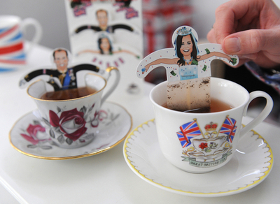 これぞ英ロイヤル「カップ」ル？ご成婚記念ティーバッグも登場