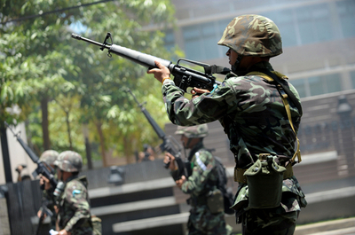 デモ隊が国軍と衝突、2人死亡 バンコク