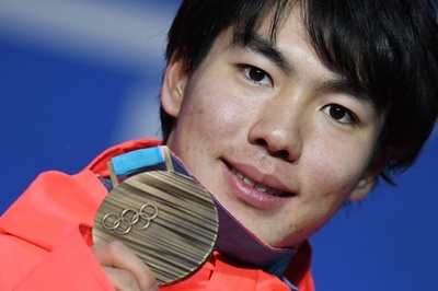 銅メダルを授与された原大智、男子モーグル