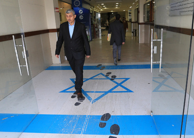 国旗踏むヨルダン大臣の写真、イスラエルが抗議