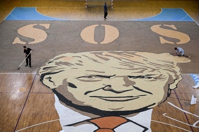 穀物の種で描いた巨大なトランプ氏、世界記録に挑戦