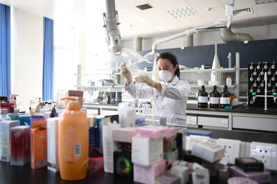 中国で横行する「食べられる化粧品」 専門家は「根拠がない」と批判