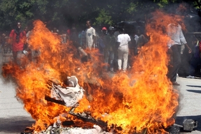 コレラ流行のハイチ、暴動が首都に飛び火