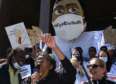 トランプ大統領、オバマケア代替法案を撤回 政権に大打撃