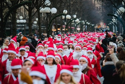 サンタの集団が街を疾走！ スウェーデンでチャリティーイベント
