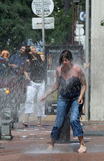 ウルグアイの大みそか、頭上の水に要注意