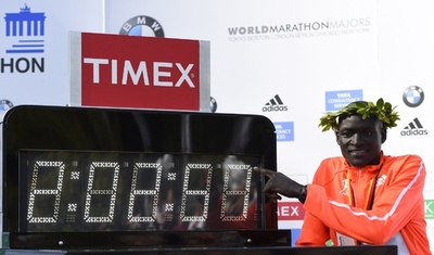 キメットが世界新記録で優勝、ベルリンマラソン