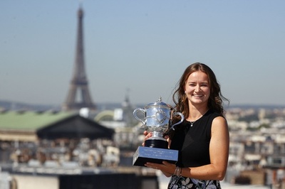 全仏女王クレイチコバ、エッフェル塔近くで記念撮影