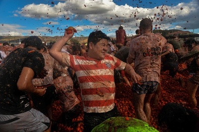 人々の「赤き」戦い？ コロンビア恒例トマト投げ祭り