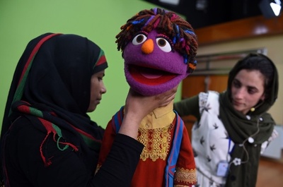 セサミストリート初のアフガン女性マペット、少女たちに勇気を