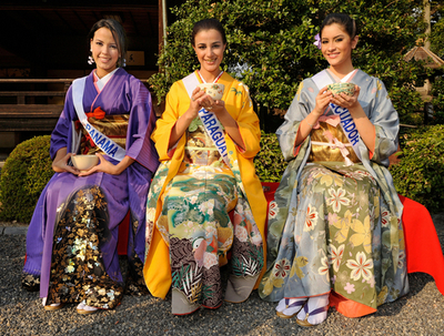 着物姿のミス・インターナショナル代表、二条城でお茶会