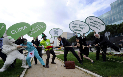 「ロビン・フッドと銀行家の綱引き」、NGOがユーログループに抗議