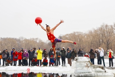 笑いで寒さを吹き飛ばせ、寒中飛び込みイベント 中国・瀋陽