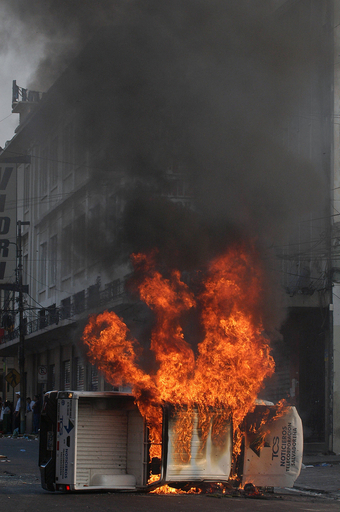 露天商と行商人が抗議活動、警官隊と衝突 - エルサルバドル