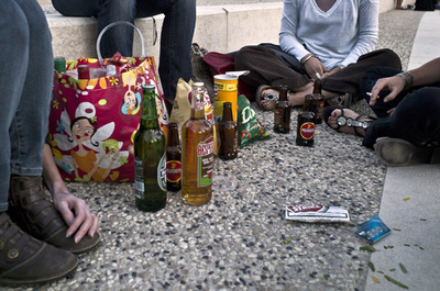 危険な飲酒ゲーム「ネックノミネート」、英団体が警鐘