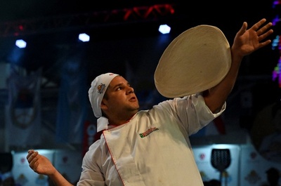 【今日の1枚】フリスビー？ ピザ作りの名人芸 アルゼンチン