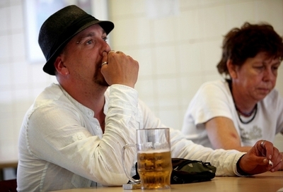 ビールのほろ酔いで依存症の克服を目指す、オランダの治療施設