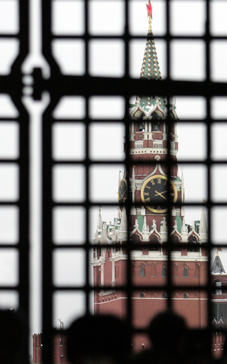 「赤の広場」に男性器をくぎ打ち、アーティストが露政府に抗議