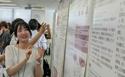 聖心女子大学現代教養学部人間関係学科4年生3名が「日本パーソナリティ心理学会第35回大会」のポスターセッションに参加し、研究者と活発な議論を展開。―身近なところに見つけた研究の芽を学会発表にまで発展―