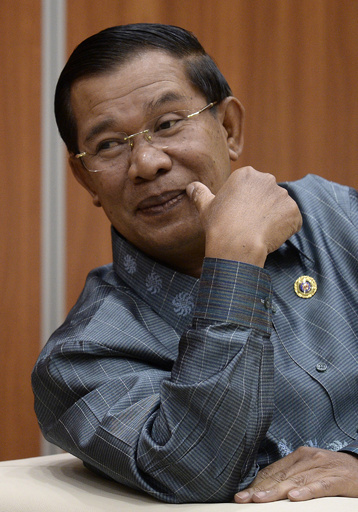 カンボジア首相「74歳になったら権力の座を降りる」