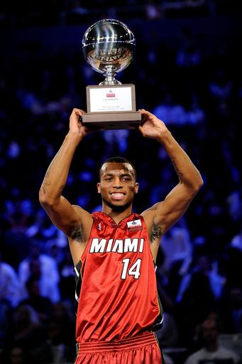 クック 3ポイントシュートアウトで優勝、NBAオールスター