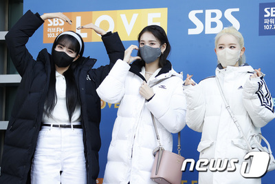 [★フォト] STAYC シウン＆ユン＆ジェイの3人3色ハート – KOREA WAVE