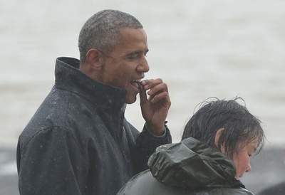 オバマ大統領、サバイバル番組でクマの食べ残し食べる