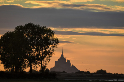 夕焼けに映えるモンサンミッシェル修道院
