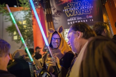 「スター・ウォーズ」週末興収で新記録、全世界で642億円